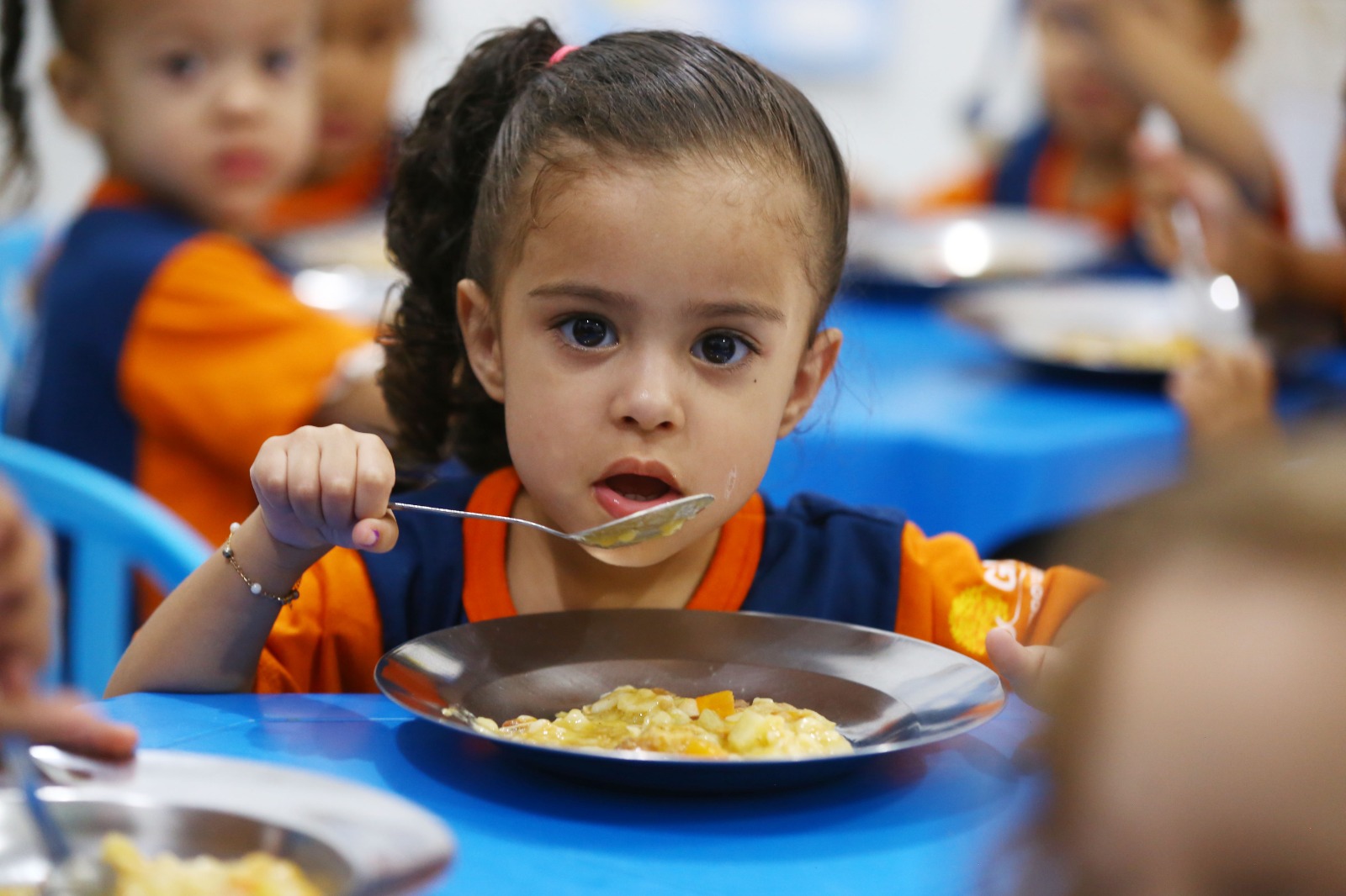 Em 2024, o Brasil celebrou a retirada de mais de 24 milhões de pessoas da situação de fome, resultado direto do fortalecimento do Sisan e do Plano Brasil Sem Fome, que envolve 24 ministérios