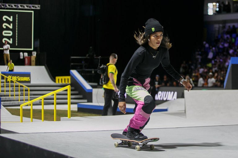 Rayssa Leal ganha mais uma etapa do mundial de skate