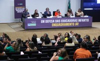 MEC discute política de valorização de educadoras infantis