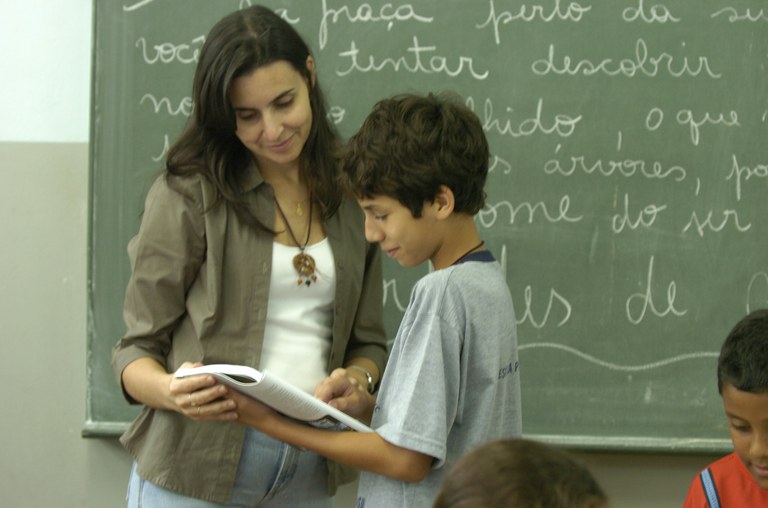 Professora e aluno na Escola Classe 214 Sul_Foto Wanderley Pessoa 22.02.2007.jpg