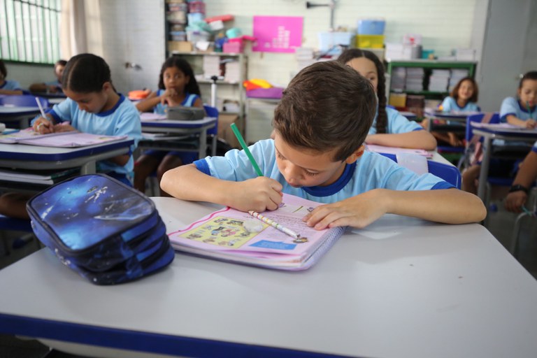 Estudante escrevendo1 Foto_Fábio Nakakura 1.jpeg