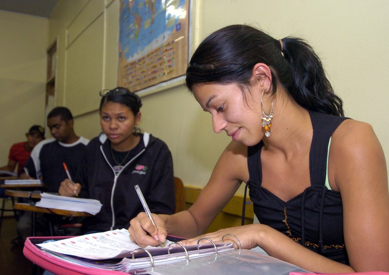 Pé-de-Meia: saiba como estudantes da EJA vão receber o incentivo —  Ministério da Educação