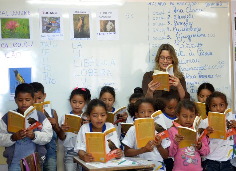 Professora com crianças sala de aula Elza Fiúza Agência Brasil.jpg