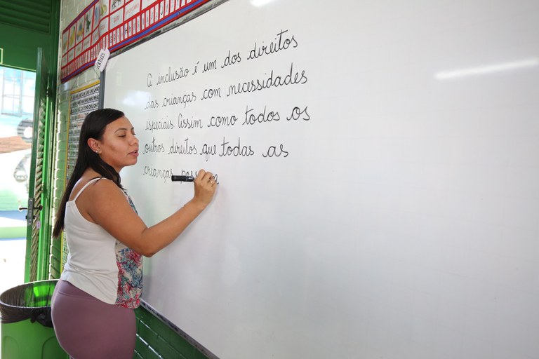 Professora escrevendo no quadro Foto_Fábio Nakakura.jpg