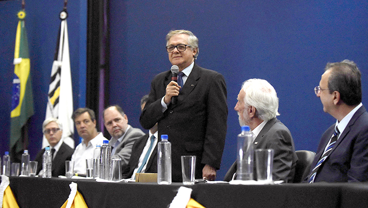 Ao inaugurar o Bloco S do campus da UTFPR, o ministro lembrou que a universidade está projetada para ser um polo de desenvolvimento tecnológico (Foto: Diego Rocha/MEC)