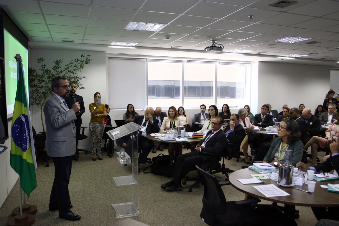 O ministro da Educação, Abraham Weintraub (esq.), durante evento da alta gestão da Ebserh