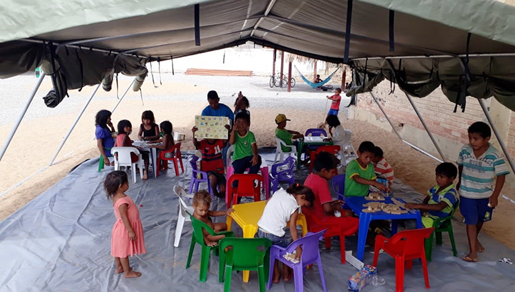 Existe mais de 6 mil crianças em idade escolar nas redes escolares de Roraima. A intenção é que elas cumpram a escolaridade conforme as normas brasileiras (Foto: Divulgação/Secretaria de Educação de Roraima) 