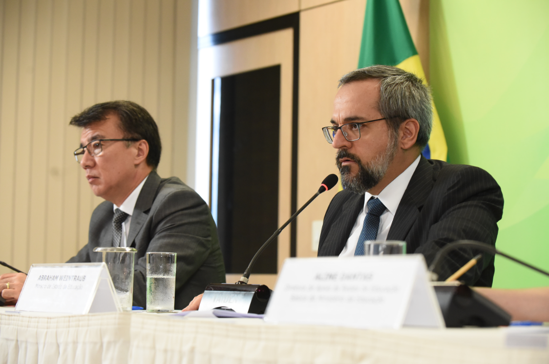 O ministro da Educação, Abraham Weintraub (dir.), e o secretário de Educação Básica do MEC, Janio Macedo, em coletiva de imprensa na sede do MEC (Foto: Luís Fortes/MEC)