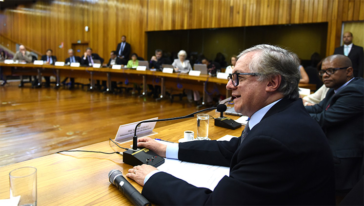 Ao dar posse a Mauro Rabelo e Tânia de Almeida no CNE, o ministro destacou a experiência profissional dos novos conselheiros (Foto: André Borges/MEC) 