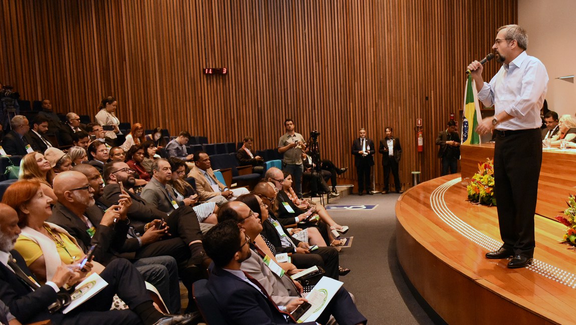 O ministro da Educação, Abraham Weintraub, discursa em conferência da Frente Parlamentar Evangélica