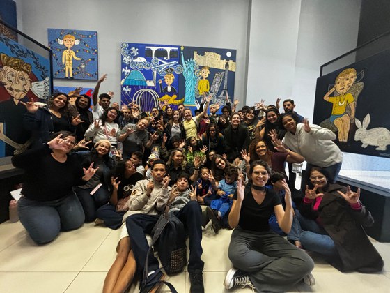 MEC realiza visita de alunos surdos à exposição de arte