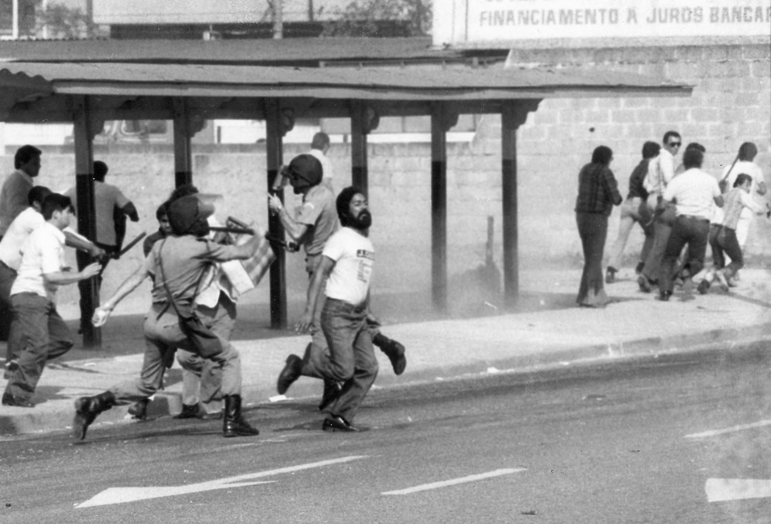 Repressão policial durante greve dos metalúrgicos do ABC paulista no final dos anos 1970