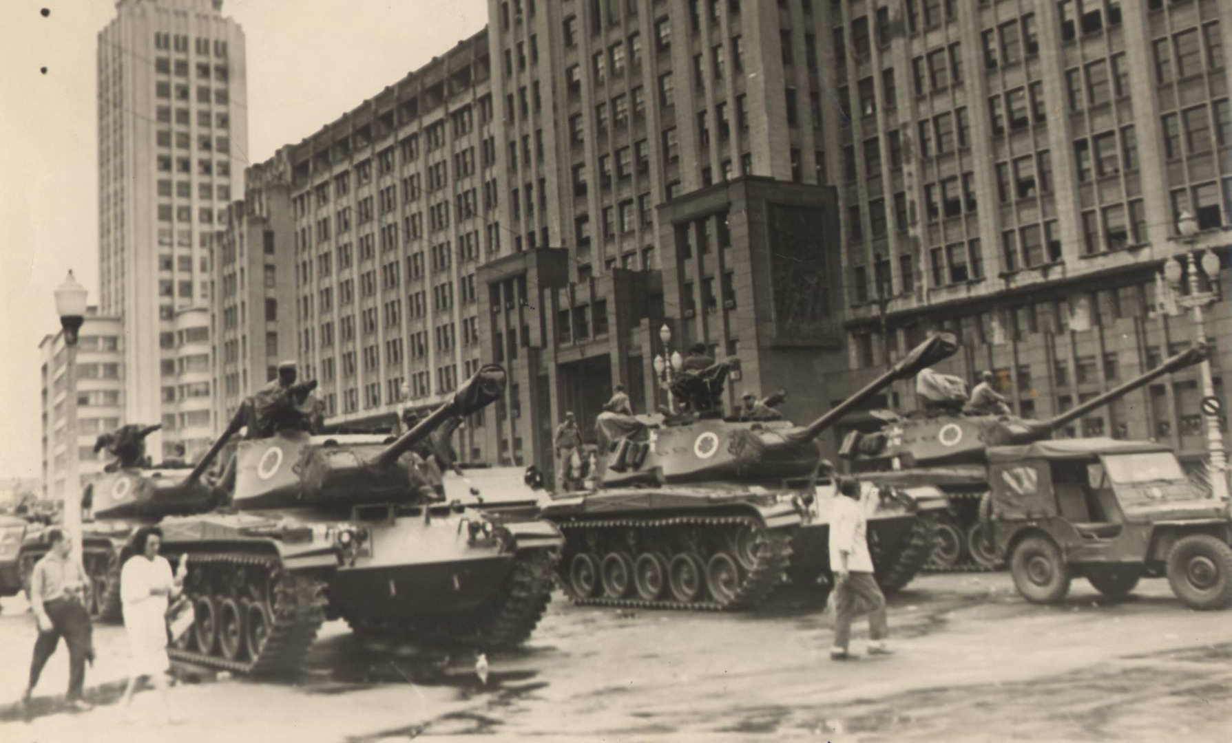 Deslocamentos militares em frente ao Ministério do Exército, no Rio de Janeiro em 02 de abril de 1964