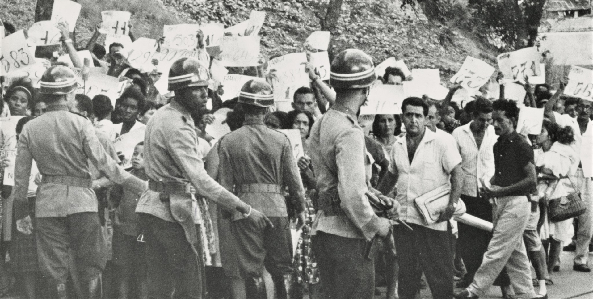 Em dezembro de 1964, moradores da favela de Brás de Pina, ameaçados de remoção, tentam sem sucesso ser recebidos pelo marechal Castelo Branco, empossado na Presidência da República pelo golpe de Estado de abril daquele ano