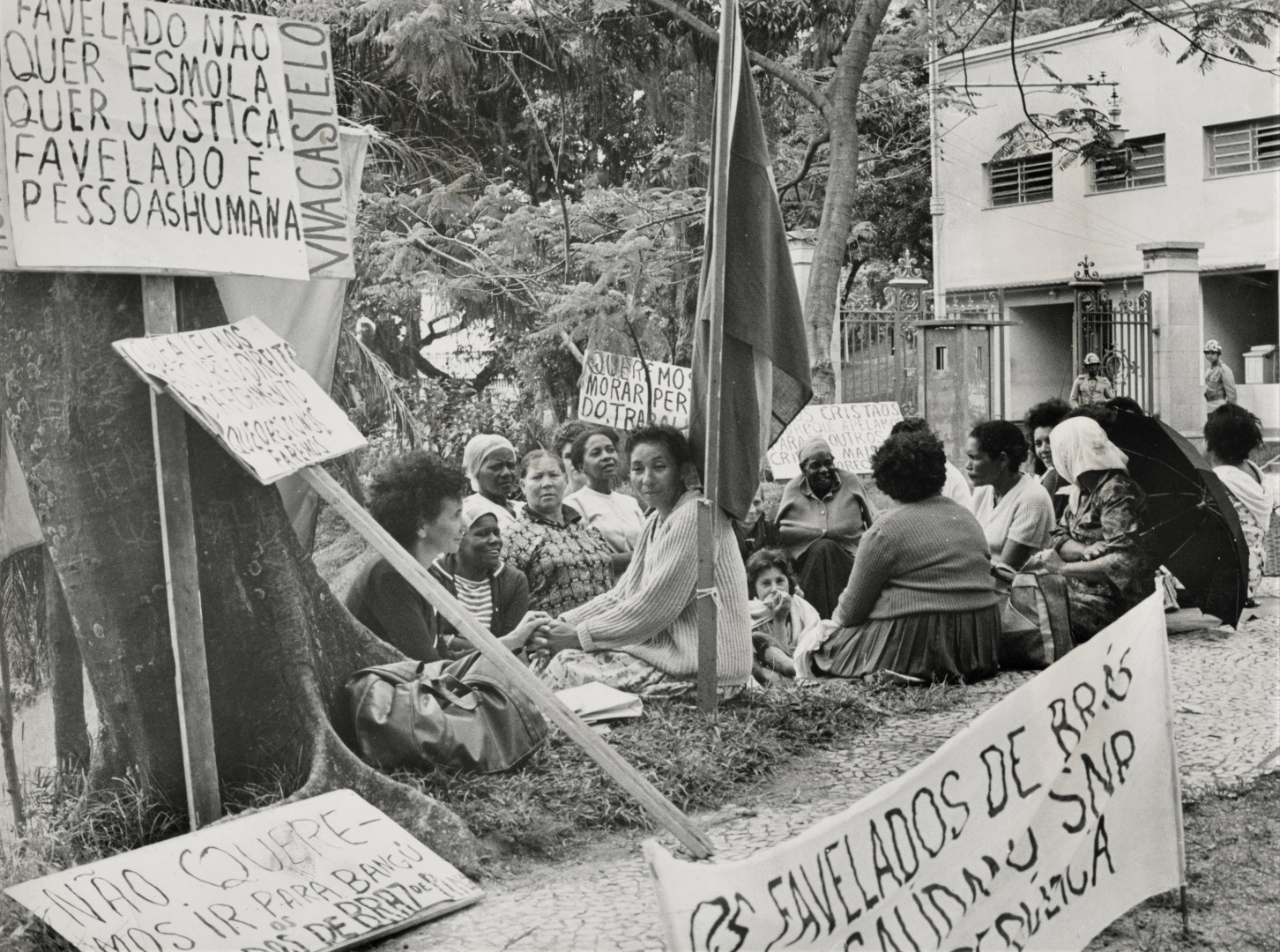 Em novembro de 1964, moradores ameaçados de despejo da favela de Brás de Pina, no Rio de Janeiro, acampam nos jardins do Palácio das Laranjeiras, tentando ser recebidos pelo marechal Castelo Branco