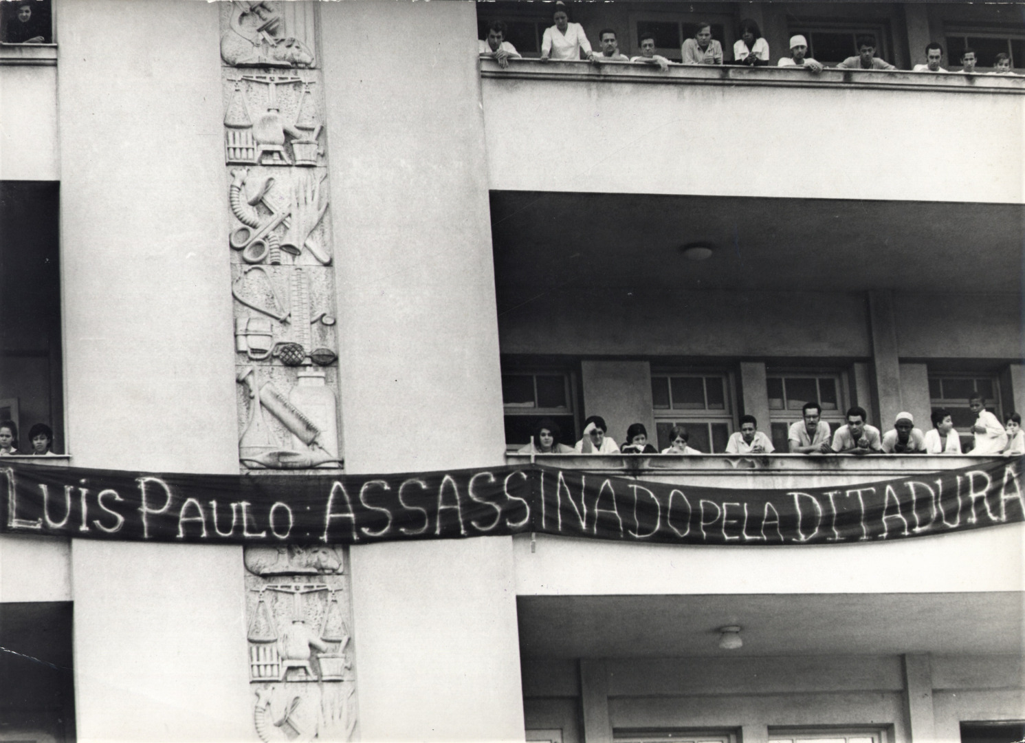 Em outubro de 1968, faixa no Hospital Universitário Pedro Ernesto, no Rio de Janeiro, protesta contra o assassinato do estudante Luiz Paulo da Cruz Nunes, morto durante manifestação na Universidade Estadual da Guanabara - UEG