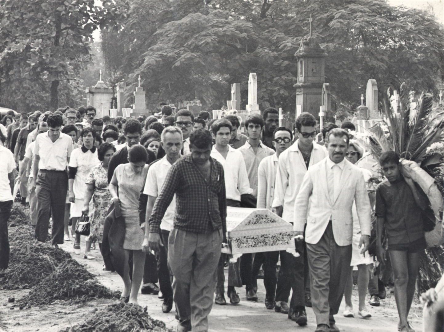 Enterro de David de Souza Meira, funcionário da Companhia de Navegação Costeira, metralhado durante manifestação contra a ditadura em 1o de abril de 1968