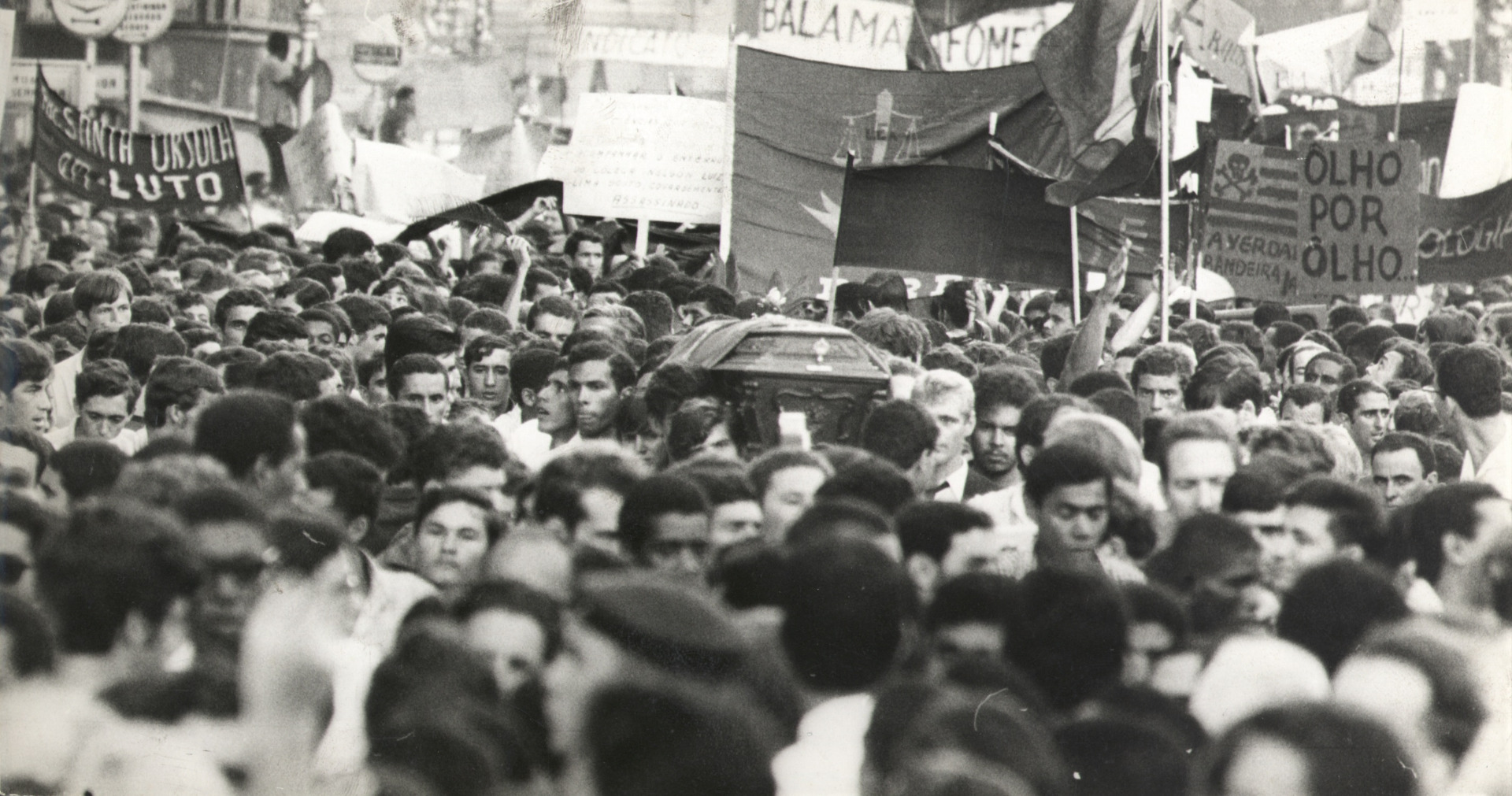 Enterro do estudante Edson Luis, assassinado em protesto estudantil em março de 1968