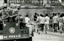 Estudantes correm com a chegada da repressão policial na Praia Vermelha em setembro de 1966