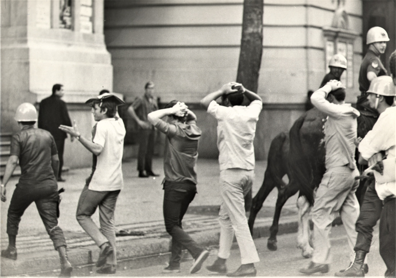 Estudantes presos em manifestação contra a ditadura no Rio de Janeiro em junho de 1968