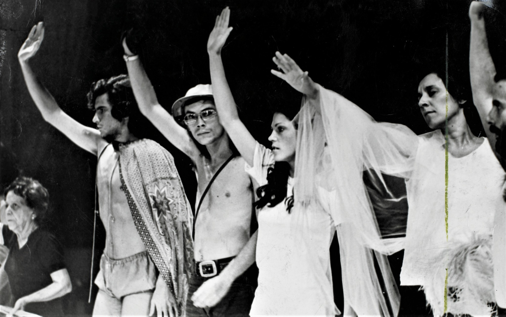 José Wilker e elenco no ensaio da peça "O rei da vela", montada pelo grupo Teatro Oficina em 1971