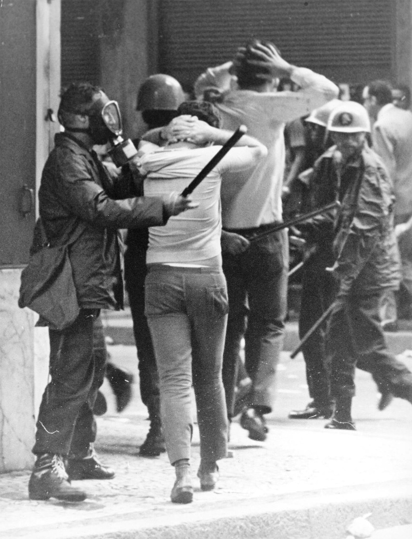 Manifestantes contra a ditadura presos no Rio de Janeiro em 1968