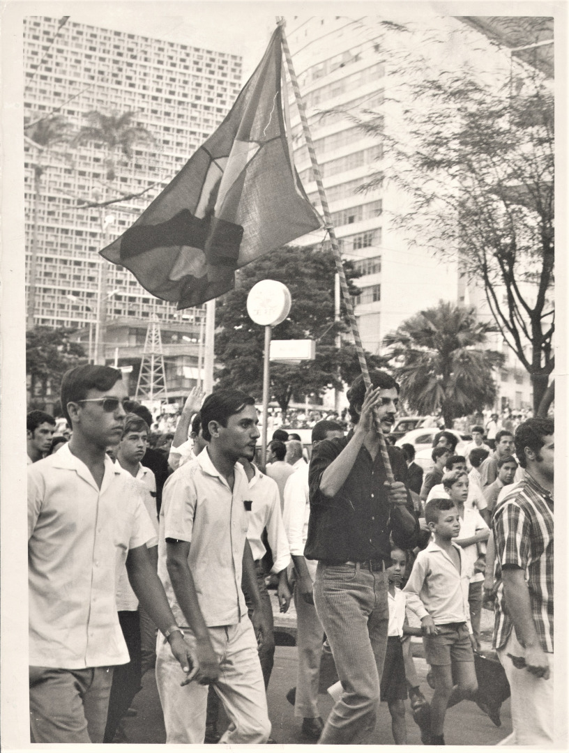 Em Belo Horizonte, em abril de 1968, carregando uma bandeira nacional com uma faixa preta costurada, estudantes protestam contra o assassinato do estudante Edson Luis, em manifestação no restaurante estudantil Calabouço em março daquele ano