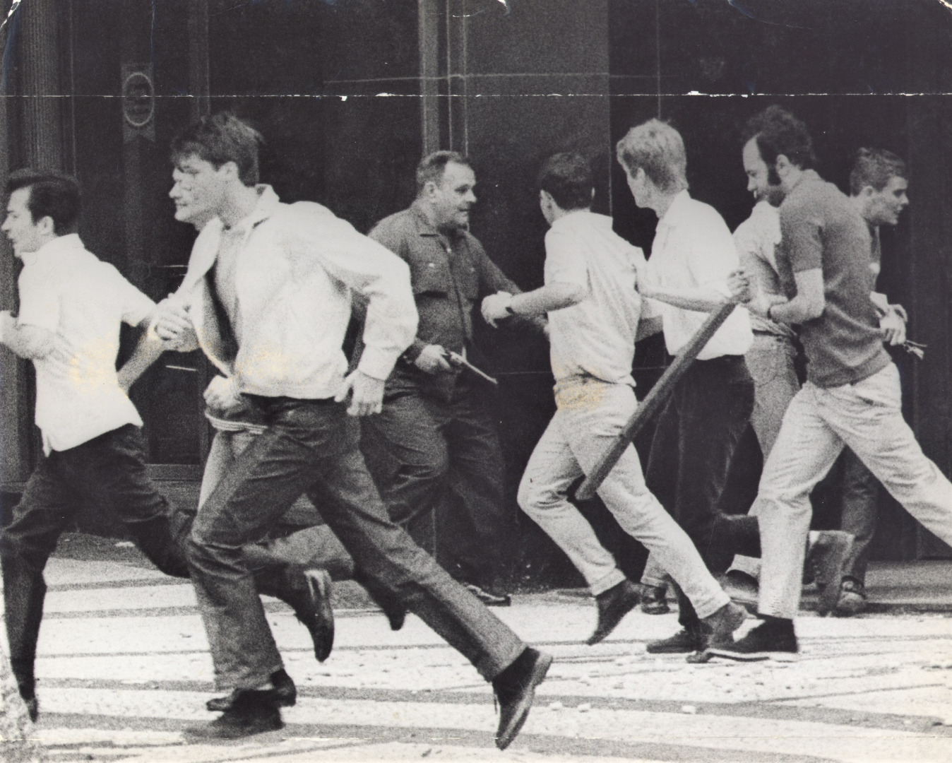 No Rio de Janeiro, em outubro de 1968, manifestação contra a ditadura é reprimida com tiros