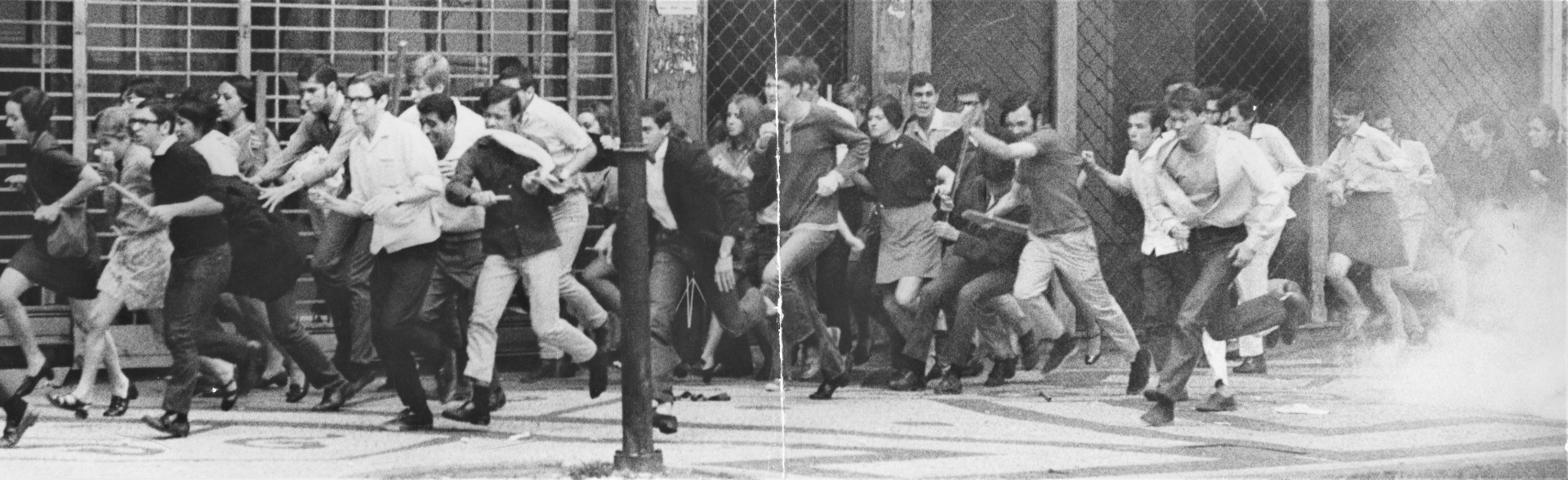 No Rio de Janeiro, em outubro de 1968, manifestantes contra a ditadura são atingidos por gás lacrimogêneo