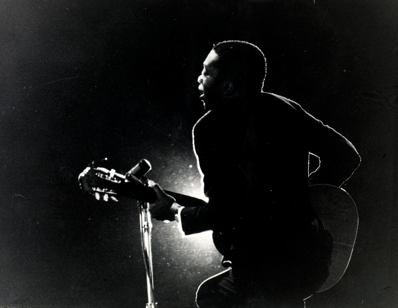 O cantor Milton Nascimento na edição de 1967 do Festival Internacional da Canção