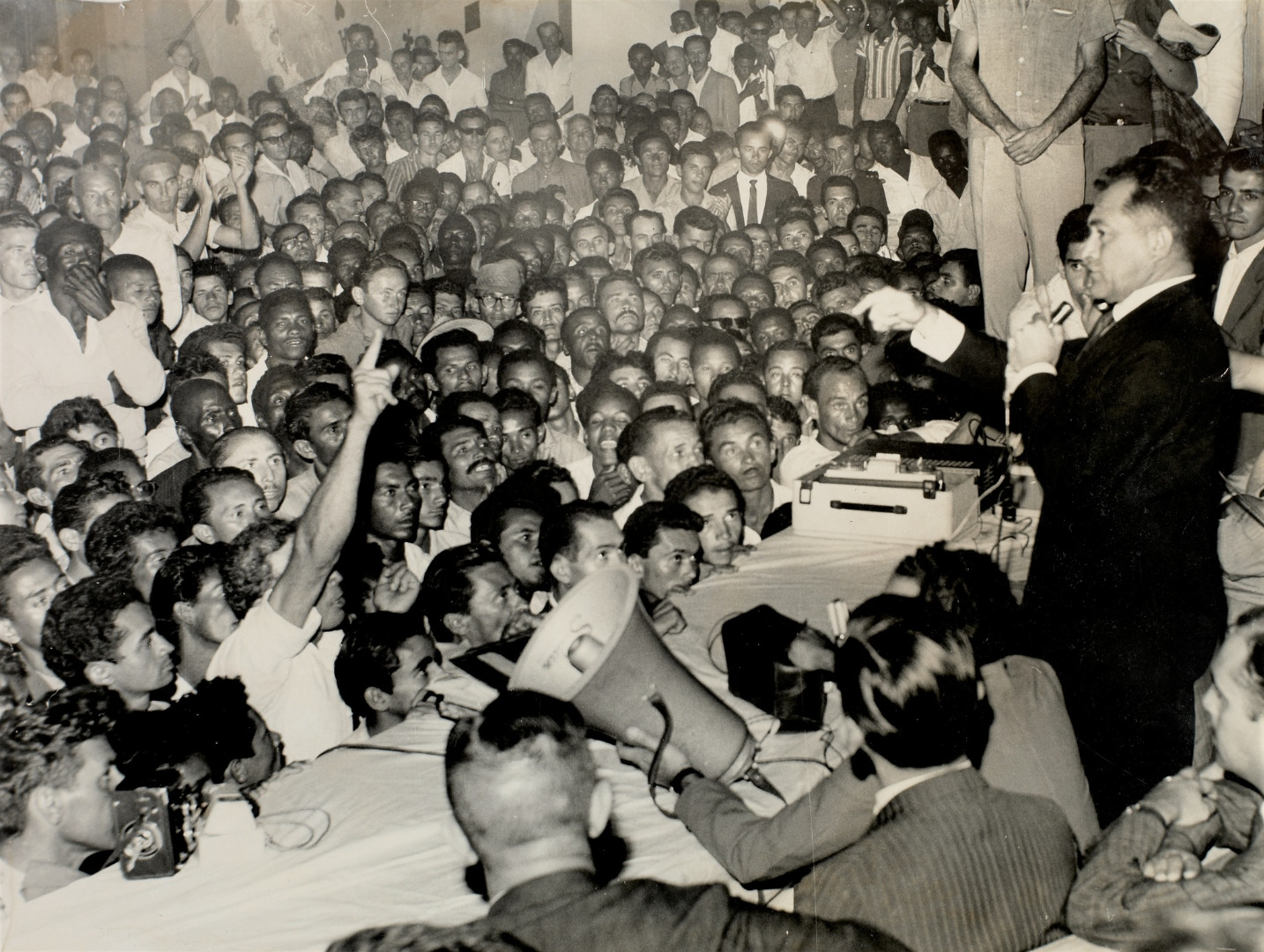 O governador de Pernambuco, Miguel Arraes, deposto pelo golpe de Estado de 1964, reunido com populares no Teatro Nacional de Brasília - DF em março de 1964