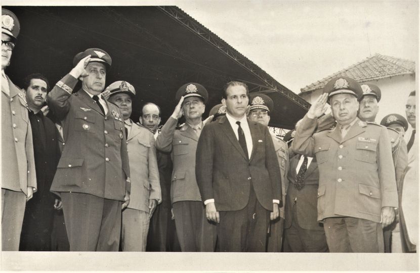 O Presidente João Goulart recebendo a medalha da Ordem do Mérito Jurídico Militar em 2 de outubro de 1962