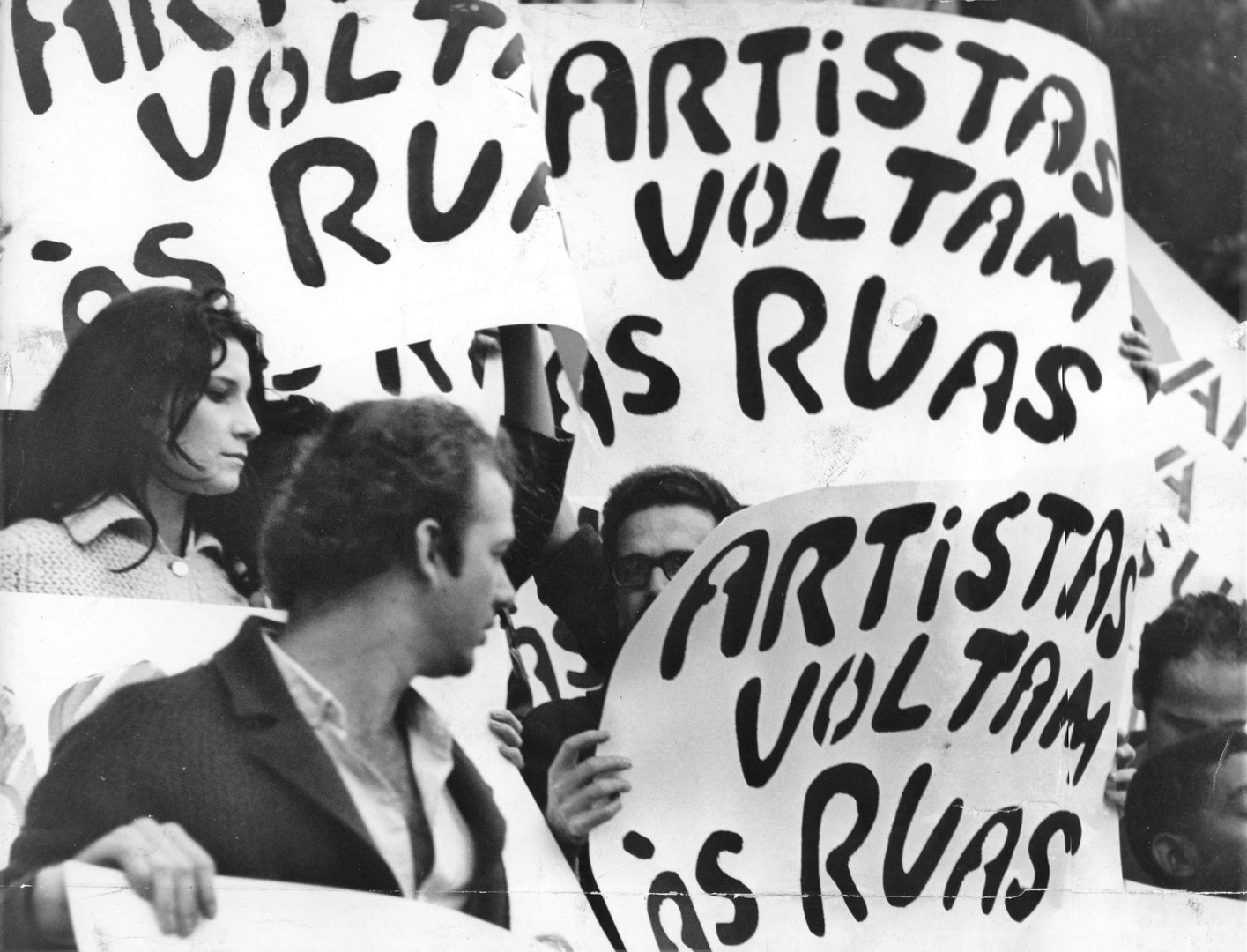 Passeata de artistas, no Rio de Janeiro, em junho de 1968, protesta contra a censura da peça teatral “Relações Naturais”.