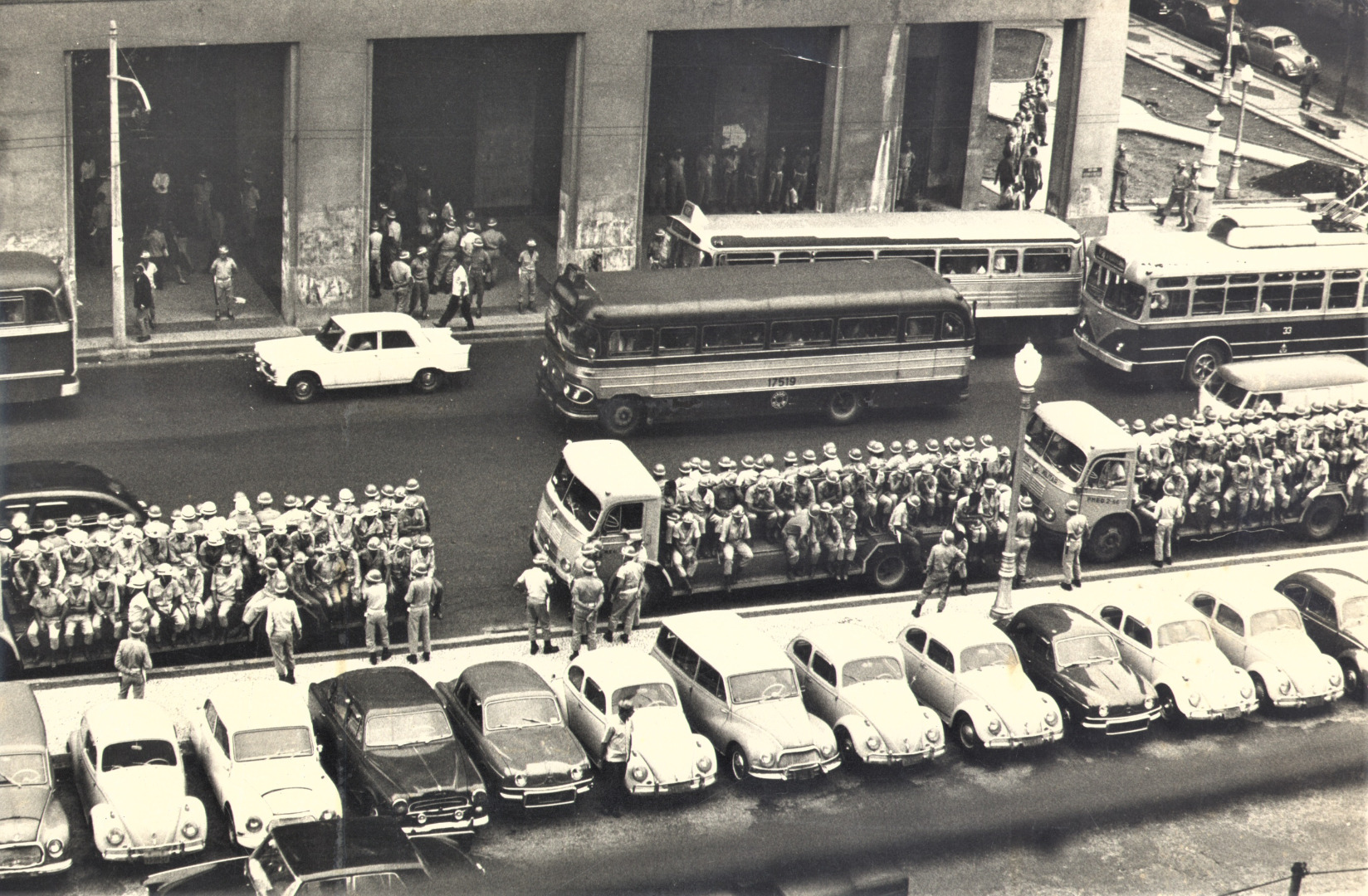 Polícia Militar cerca a Faculdade Nacional de Filosofia, no Rio de Janeiro, em abril de 1966