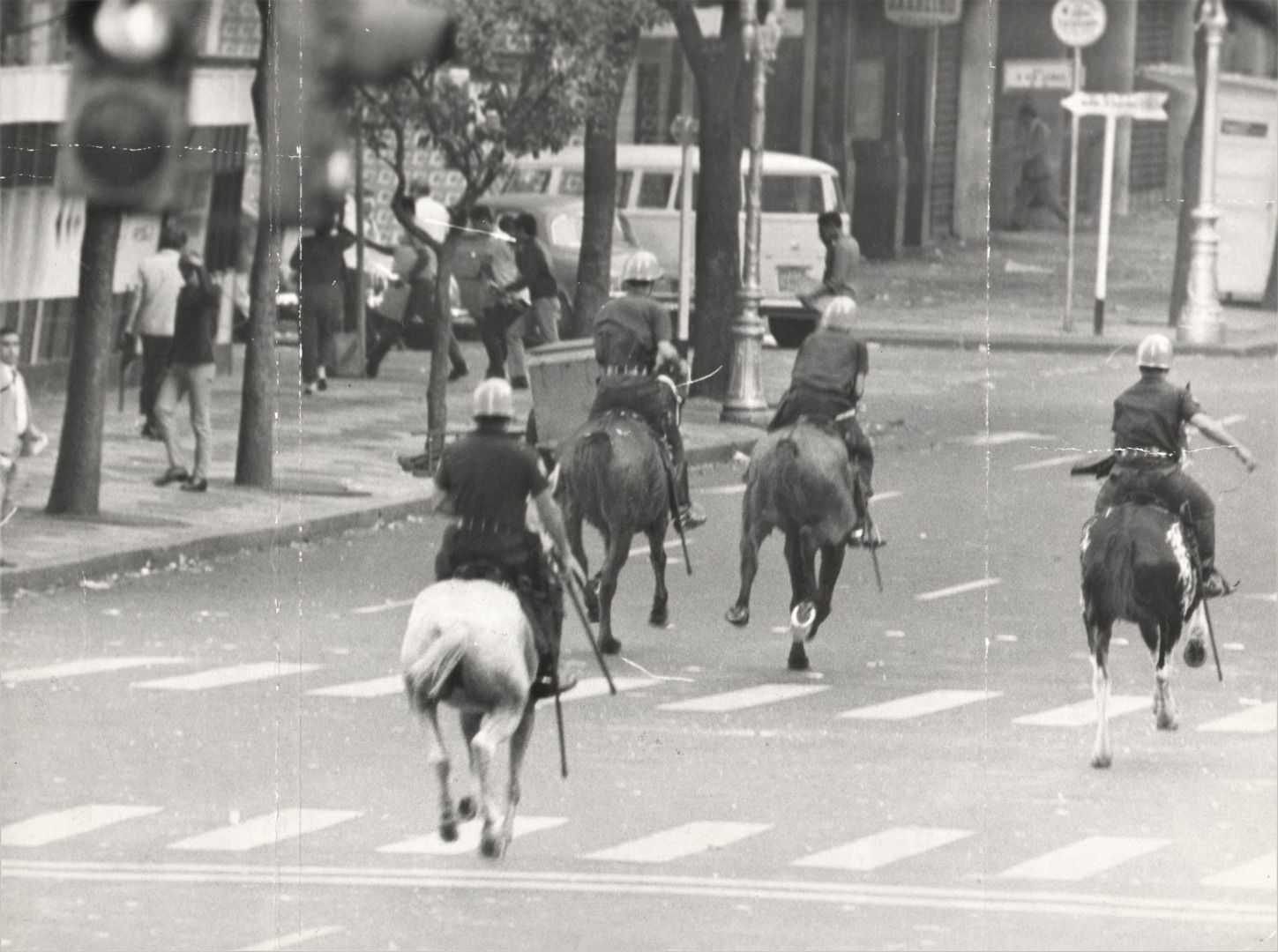 Polícia montada persegue manifestantes no Rio de Janeiro em junho de 1968