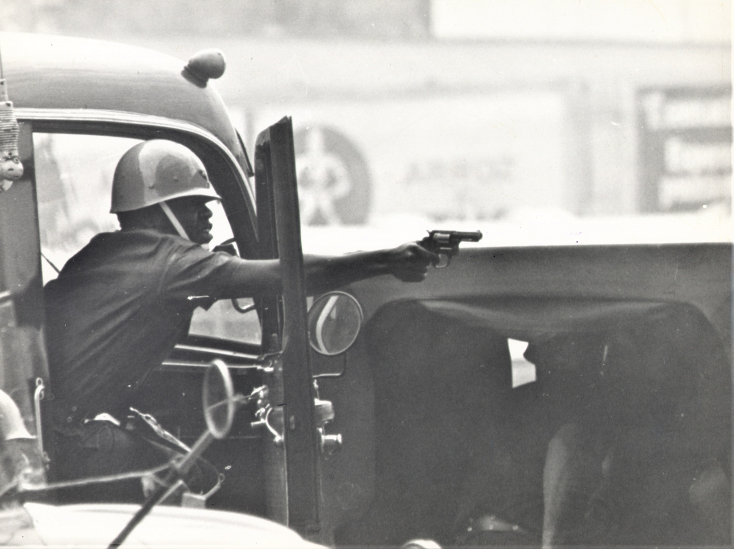 Policial atira na direção de manifestação contra a ditadura no Centro do Rio de Janeiro em outubro de 1968