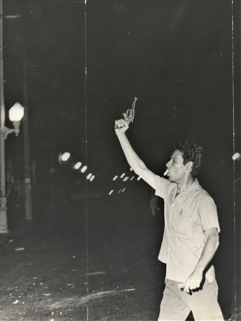 Policial dá tiros durante manifestação contra a ditadura no Rio de Janeiro em junho de 1968