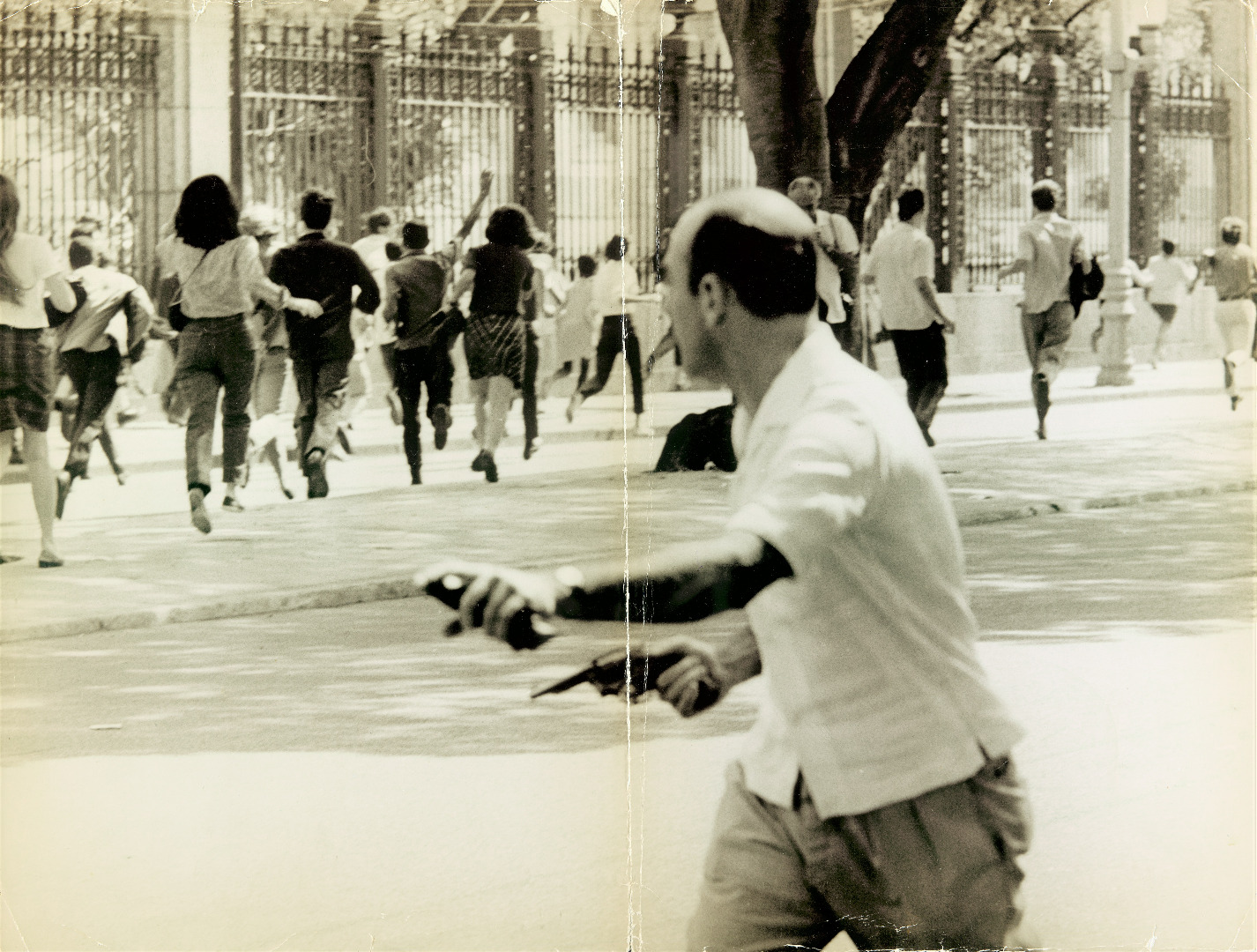 Repressão policial a manifestação estudantil contra a ditadura na Praia Vermelha, Rio de Janeiro, em agosto de 1968