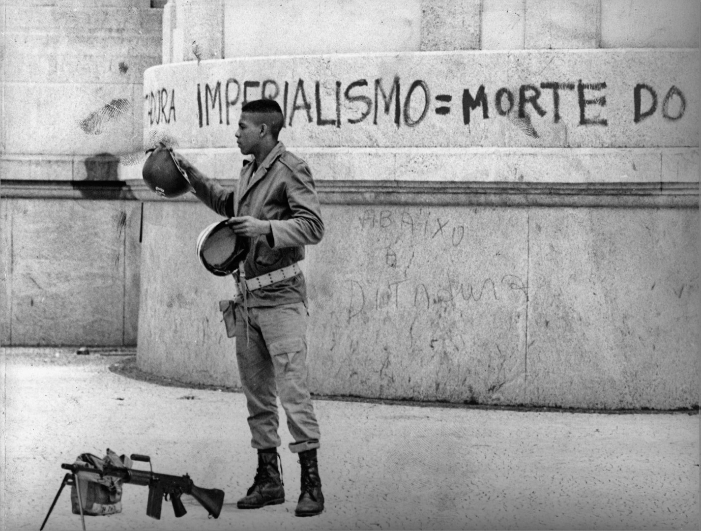 Soldado do Exército com fuzil armado no Centro do Rio de Janeiro em abril de 1968