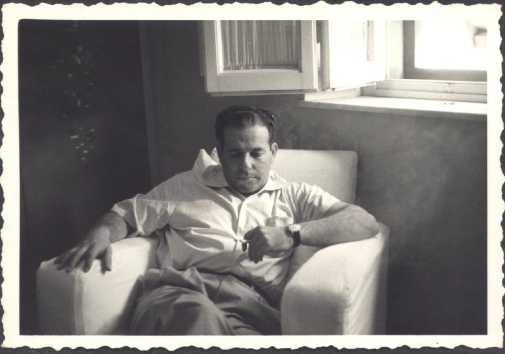 Fotografia de João Belchior Marques Goulart, presidente da República, sentado em uma poltrona, embaixo de uma janela, durante seu exílio no Uruguai
