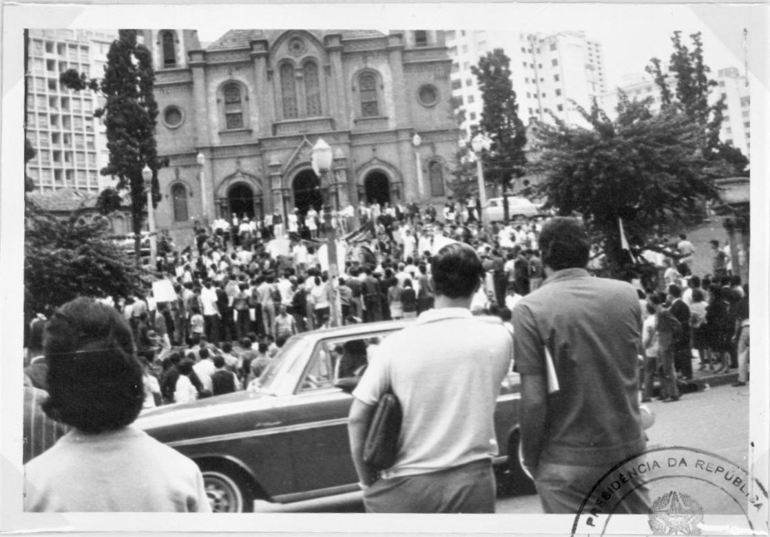 Manifestação de estudantes em Belo Horizonte, em outubro de 1965, para protestar contra a prisão de alunos da Universidade de Brasília