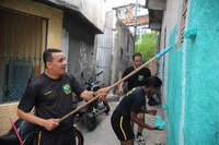 FN ajuda comunidade de morro a pintar as casas