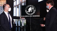 Ministro André Mendonça e presidente Jair Bolsonaro inauguram a Galeria de Heróis do programa VIGIA