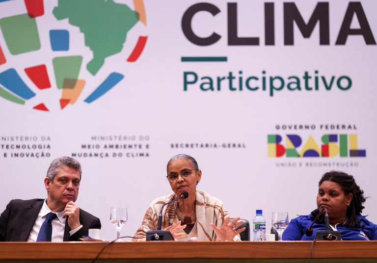 Ministra Marina Silva, ministro Márcio Macêdo e a catadora Aline Souza participam de plenária do Plano Clima Participativo. Foto: MMA