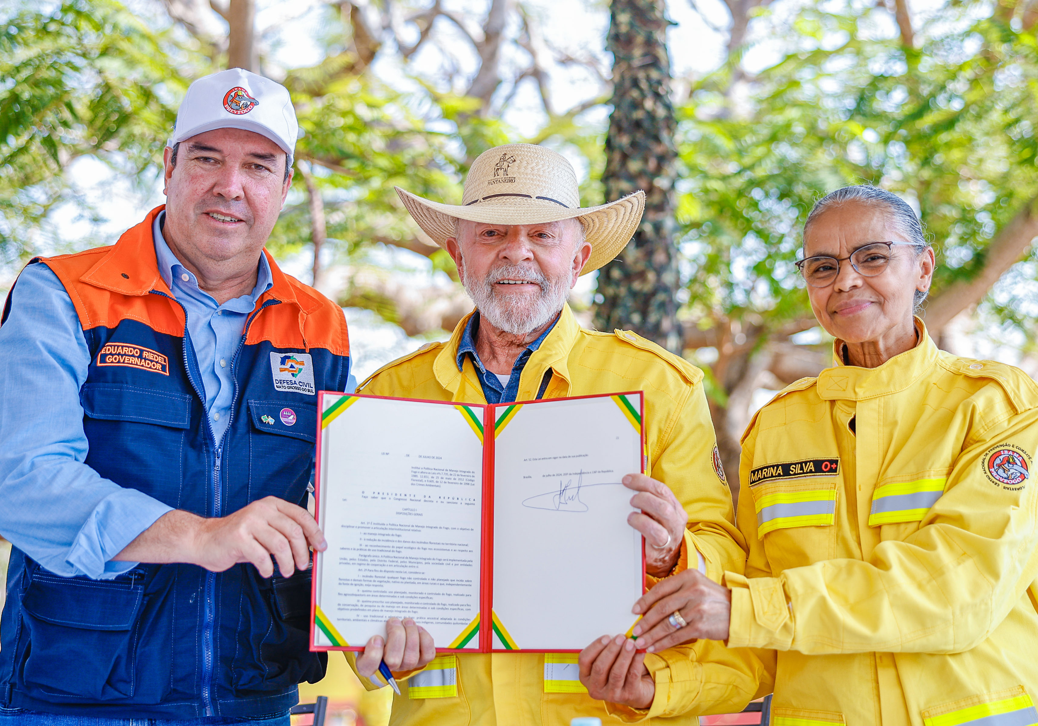 Após sobrevoar áreas atingidas por incêndios em Mato Grosso do Sul, presidente exalta o trabalho de brigadistas e a articulação federal com estados e municípios no combate ao fogo