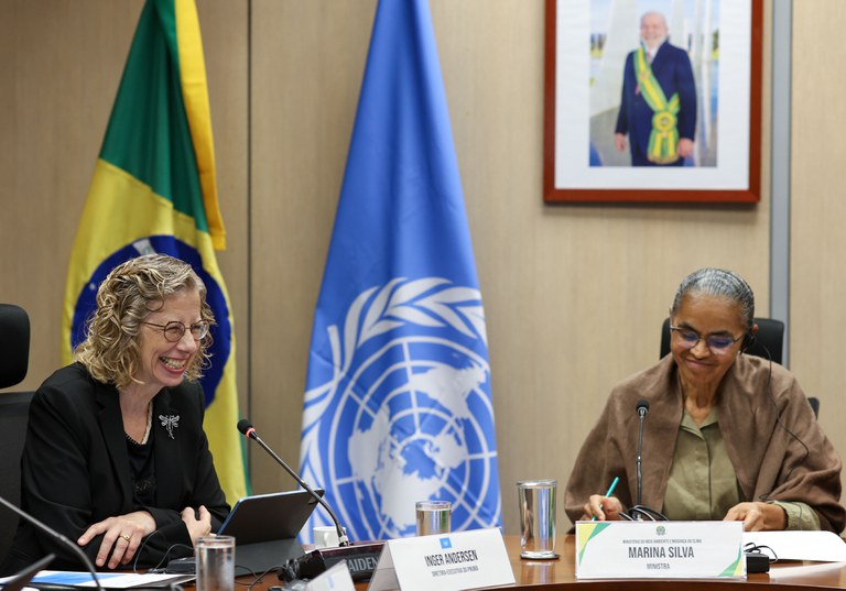A ministra Marina Silva e a diretora-executiva do Pnuma, Inger Andersen, assinam memorando de entendimento na sede do MMA. Foto: MMA