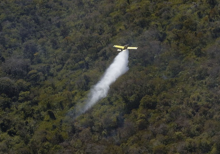 Avião lançador de água combate incêndio em Corumbá (MS). Foto: Fernando Donasci/MMA