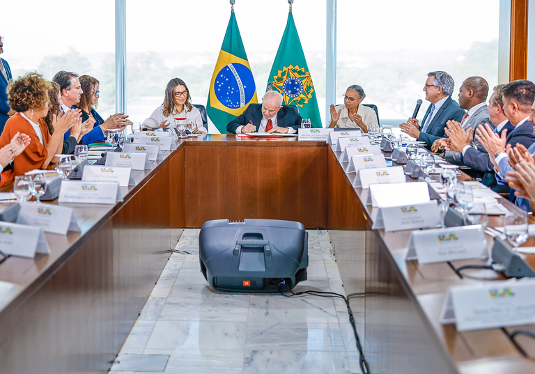 Presidente Lula sanciona alteração na Política Nacional de Educação Ambiental. Foto: Ricardo Stuckert/PR