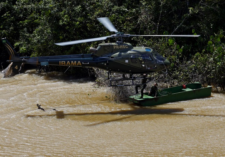 Agentes do Ibama realizam operação na TI Yanomami em abril de 2023