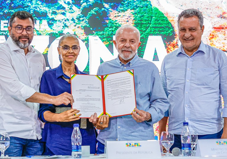 Reunião com prefeitos de municípios do Amazonas afetados pela seca e anúncio de medidas de combate à seca na Amazônia. Foto: Ricardo Stuckert/PR